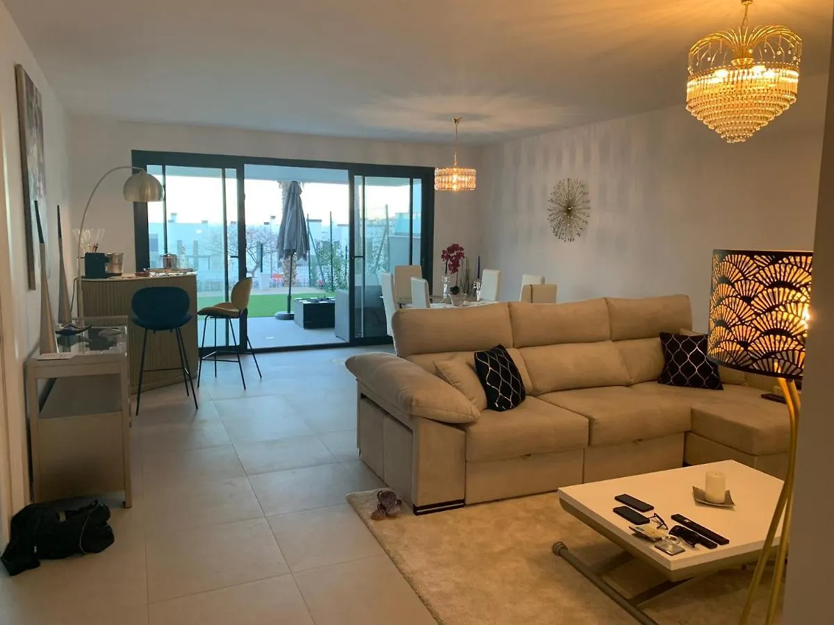 Casa Casu: Beachfront Apartment with Sea Views and Dual Pools Estepona