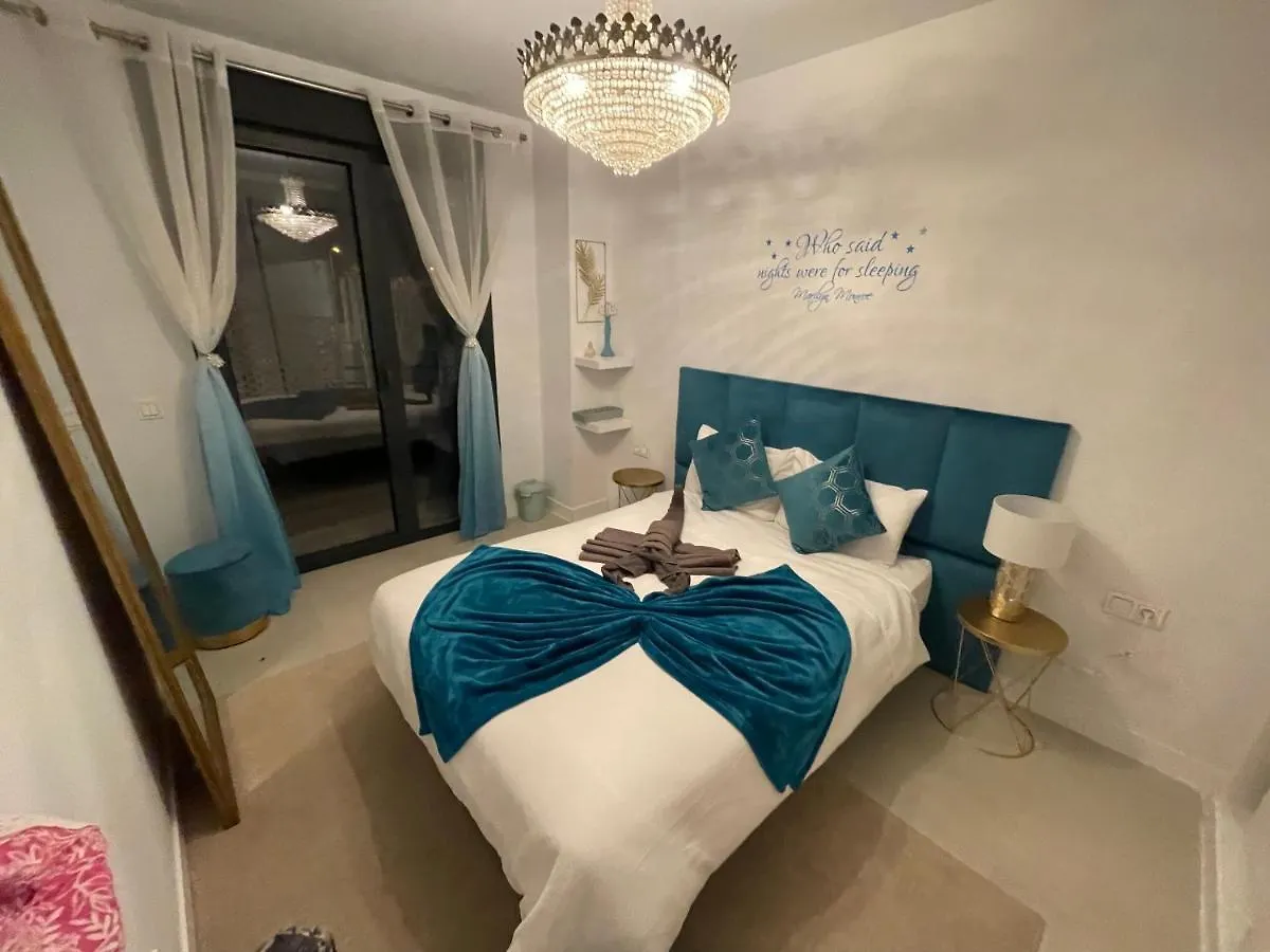 Casa Casu: Beachfront Apartment with Sea Views and Dual Pools Estepona