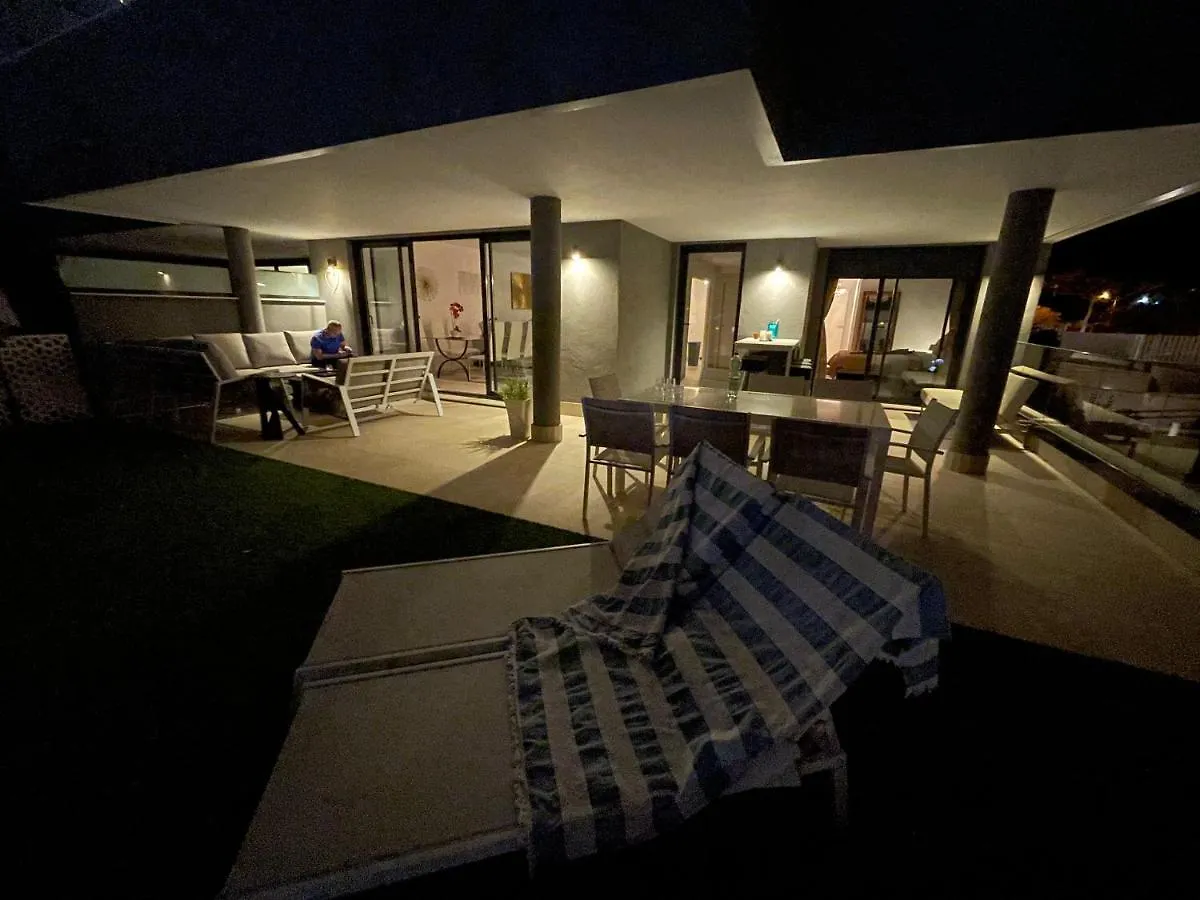 Casa Casu: Beachfront Apartment with Sea Views and Dual Pools Estepona